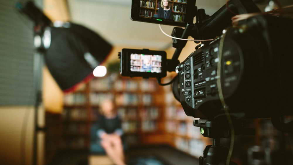 Свет превращает металл в золото: необычный эффект нового материала